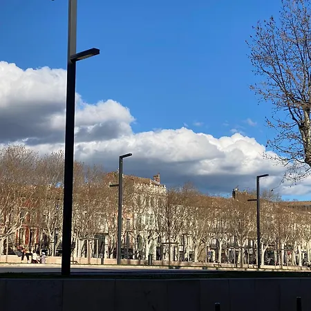 Le Hugo Au Fil Du Canal *