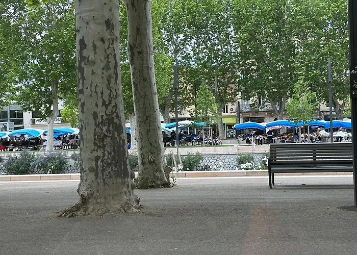 Le Hugo Au Fil Du Canal * 纳博讷